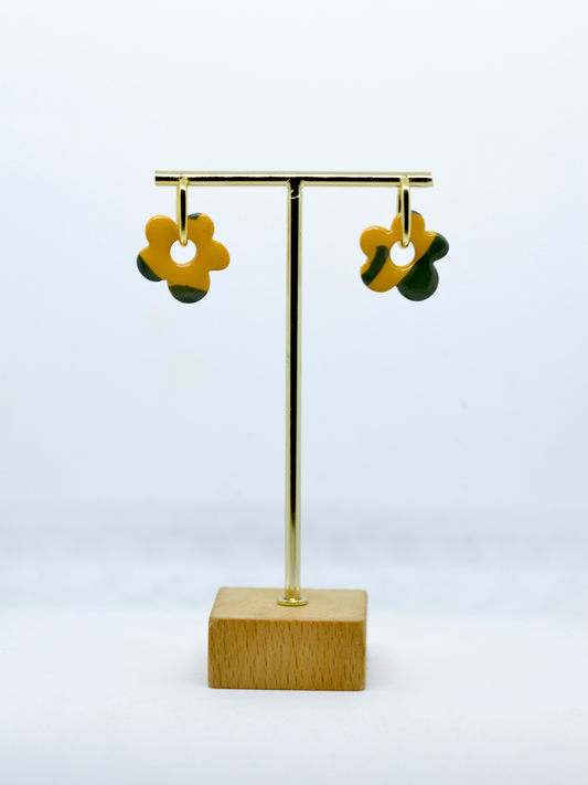 Boucles d'oreilles forme petites fleurs asymètriques